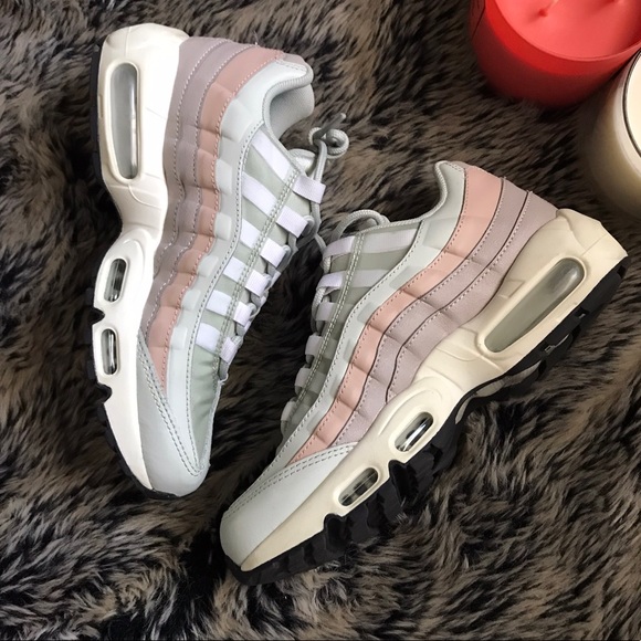 Nike Women’s Air Max 95 in ‘Moon Particle’ Light Silver White - Picture 4 of 6